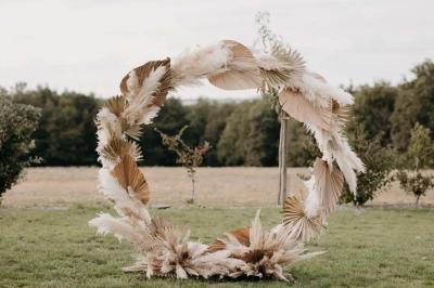 Salle décorée avec des fûts recyclés en tables, éclairage chaleureux et éléments rustiques en bois.
