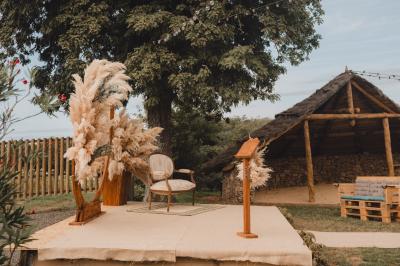 Salle décorée avec des fûts recyclés en tables, éclairage chaleureux et éléments rustiques en bois.