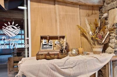 Salle décorée avec des fûts recyclés en tables, éclairage chaleureux et éléments rustiques en bois.