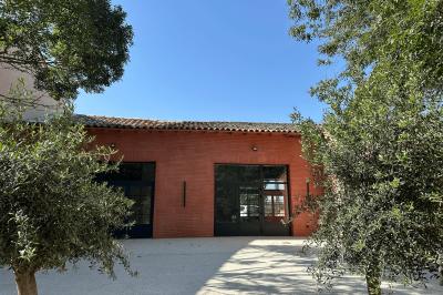 Deux mains tendues l'une vers l'autre au-dessus d'un champ de tournesols fanés.