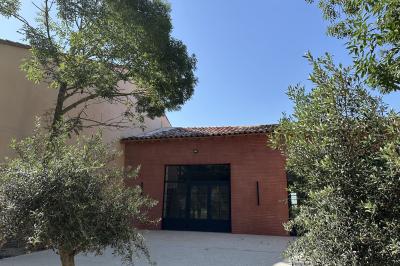 Deux mains tendues l'une vers l'autre au-dessus d'un champ de tournesols fanés.