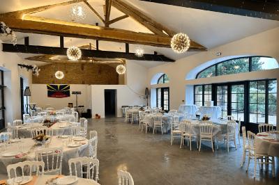 Deux mains tendues l'une vers l'autre au-dessus d'un champ de tournesols fanés.