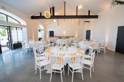 Deux mains tendues l'une vers l'autre au-dessus d'un champ de tournesols fanés.
