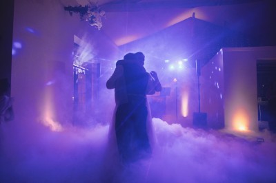 Deux mains tendues l'une vers l'autre au-dessus d'un champ de tournesols fanés.