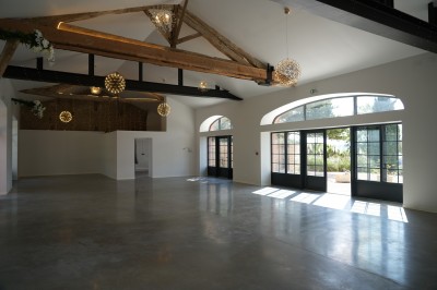 Deux mains tendues l'une vers l'autre au-dessus d'un champ de tournesols fanés.