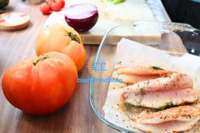 Miniature Traiteur Cannes (Alpes-Maritimes) - Concept Catering Events  #4 Verrines de fromage frais garnies de figues, noix, feuilles de menthe et cuillères en bois sur un plateau blanc.