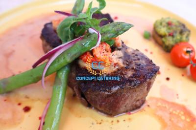 Miniature Traiteur Cannes (Alpes-Maritimes) - Concept Catering Events  #2 Verrines de fromage frais garnies de figues, noix, feuilles de menthe et cuillères en bois sur un plateau blanc.