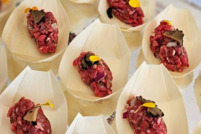 Miniature Traiteur Cannes (Alpes-Maritimes) - Concept Catering Events  #5 Verrines de fromage frais garnies de figues, noix, feuilles de menthe et cuillères en bois sur un plateau blanc.