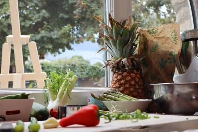 Miniature Traiteur Cannes (Alpes-Maritimes) - Concept Catering Events  #6 Verrines de fromage frais garnies de figues, noix, feuilles de menthe et cuillères en bois sur un plateau blanc.