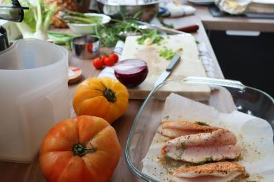 Miniature Traiteur Cannes (Alpes-Maritimes) - Concept Catering Events  #7 Verrines de fromage frais garnies de figues, noix, feuilles de menthe et cuillères en bois sur un plateau blanc.