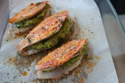 Miniature Traiteur Cannes (Alpes-Maritimes) - Concept Catering Events  #8 Verrines de fromage frais garnies de figues, noix, feuilles de menthe et cuillères en bois sur un plateau blanc.