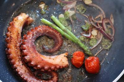 Miniature Traiteur Cannes (Alpes-Maritimes) - Concept Catering Events  #11 Verrines de fromage frais garnies de figues, noix, feuilles de menthe et cuillères en bois sur un plateau blanc.