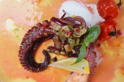 Miniature Traiteur Cannes (Alpes-Maritimes) - Concept Catering Events  #12 Verrines de fromage frais garnies de figues, noix, feuilles de menthe et cuillères en bois sur un plateau blanc.