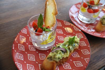 Miniature Traiteur Cannes (Alpes-Maritimes) - Concept Catering Events  #13 Verrines de fromage frais garnies de figues, noix, feuilles de menthe et cuillères en bois sur un plateau blanc.