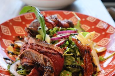 Miniature Traiteur Cannes (Alpes-Maritimes) - Concept Catering Events  #16 Verrines de fromage frais garnies de figues, noix, feuilles de menthe et cuillères en bois sur un plateau blanc.