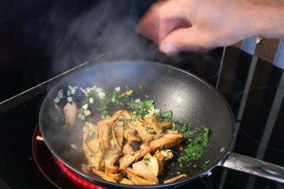 Miniature Traiteur Cannes (Alpes-Maritimes) - Concept Catering Events  #18 Verrines de fromage frais garnies de figues, noix, feuilles de menthe et cuillères en bois sur un plateau blanc.