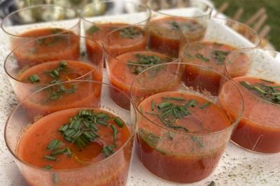 Miniature Traiteur Cannes (Alpes-Maritimes) - Concept Catering Events  #20 Verrines de fromage frais garnies de figues, noix, feuilles de menthe et cuillères en bois sur un plateau blanc.