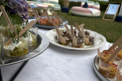 Miniature Traiteur Cannes (Alpes-Maritimes) - Concept Catering Events  #22 Verrines de fromage frais garnies de figues, noix, feuilles de menthe et cuillères en bois sur un plateau blanc.