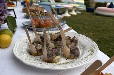 Miniature Traiteur Cannes (Alpes-Maritimes) - Concept Catering Events  #23 Verrines de fromage frais garnies de figues, noix, feuilles de menthe et cuillères en bois sur un plateau blanc.