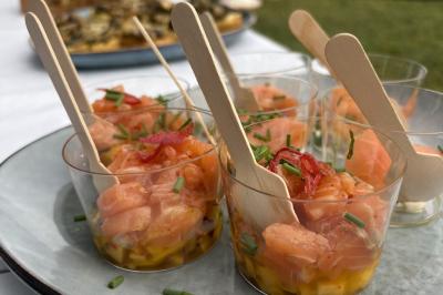 Miniature Traiteur Cannes (Alpes-Maritimes) - Concept Catering Events  #26 Verrines de fromage frais garnies de figues, noix, feuilles de menthe et cuillères en bois sur un plateau blanc.