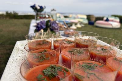 Miniature Traiteur Cannes (Alpes-Maritimes) - Concept Catering Events  #29 Verrines de fromage frais garnies de figues, noix, feuilles de menthe et cuillères en bois sur un plateau blanc.
