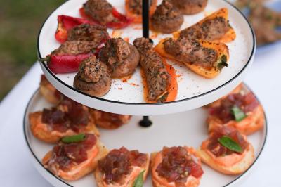 Miniature Traiteur Cannes (Alpes-Maritimes) - Concept Catering Events  #30 Verrines de fromage frais garnies de figues, noix, feuilles de menthe et cuillères en bois sur un plateau blanc.