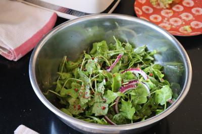 Verrines de fromage frais garnies de figues, noix, feuilles de menthe et cuillères en bois sur un plateau blanc.