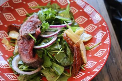 Verrines de fromage frais garnies de figues, noix, feuilles de menthe et cuillères en bois sur un plateau blanc.