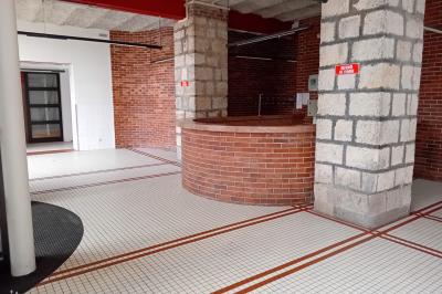 Miniature Location salle Lizy-sur-Ourcq (Seine-et-Marne) - Maison Rouge #4 Espace intérieur avec murs en briques et pierres apparentes, sol carrelé blanc à motifs rouges et plafond en béton.