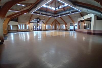 Miniature Location salle Lizy-sur-Ourcq (Seine-et-Marne) - Maison Rouge #3 Espace intérieur avec murs en briques et pierres apparentes, sol carrelé blanc à motifs rouges et plafond en béton.