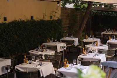 Miniature Location salle Nice (Alpes-Maritimes) - La Langouste #4 Assiette avec un filet de viande, purée garnie de truffes, foie gras sur pain grillé et figue fraîche.