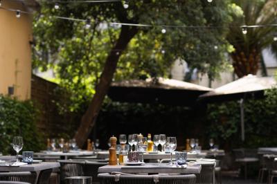 Miniature Location salle Nice (Alpes-Maritimes) - La Langouste #5 Assiette avec un filet de viande, purée garnie de truffes, foie gras sur pain grillé et figue fraîche.