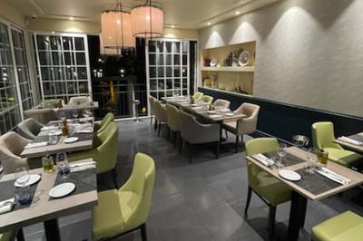 Miniature Location salle Nice (Alpes-Maritimes) - La Langouste #3 Assiette avec un filet de viande, purée garnie de truffes, foie gras sur pain grillé et figue fraîche.