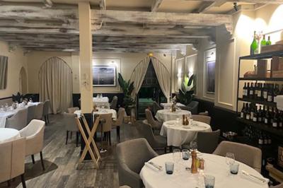 Miniature Location salle Nice (Alpes-Maritimes) - La Langouste #6 Assiette avec un filet de viande, purée garnie de truffes, foie gras sur pain grillé et figue fraîche.