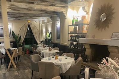 Miniature Location salle Nice (Alpes-Maritimes) - La Langouste #7 Assiette avec un filet de viande, purée garnie de truffes, foie gras sur pain grillé et figue fraîche.