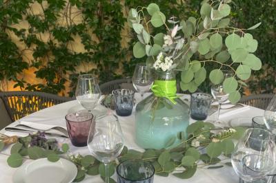 Miniature Location salle Nice (Alpes-Maritimes) - La Langouste #9 Assiette avec un filet de viande, purée garnie de truffes, foie gras sur pain grillé et figue fraîche.