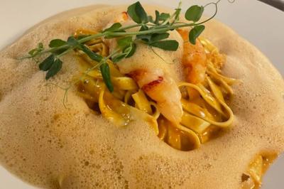 Miniature Location salle Nice (Alpes-Maritimes) - La Langouste #10 Assiette avec un filet de viande, purée garnie de truffes, foie gras sur pain grillé et figue fraîche.