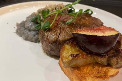 Miniature Location salle Nice (Alpes-Maritimes) - La Langouste #12 Assiette avec un filet de viande, purée garnie de truffes, foie gras sur pain grillé et figue fraîche.