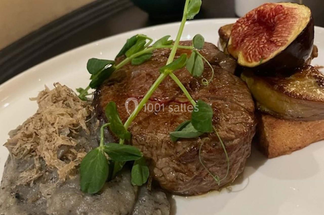 Assiette composée d'un filet de viande, purée garnie de truffes, foie gras poêlé et figue fraîche.