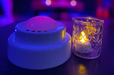 Salle animée avec des personnes assises à des tables, éclairage tamisé et écran affichant ’WorkAnim’.