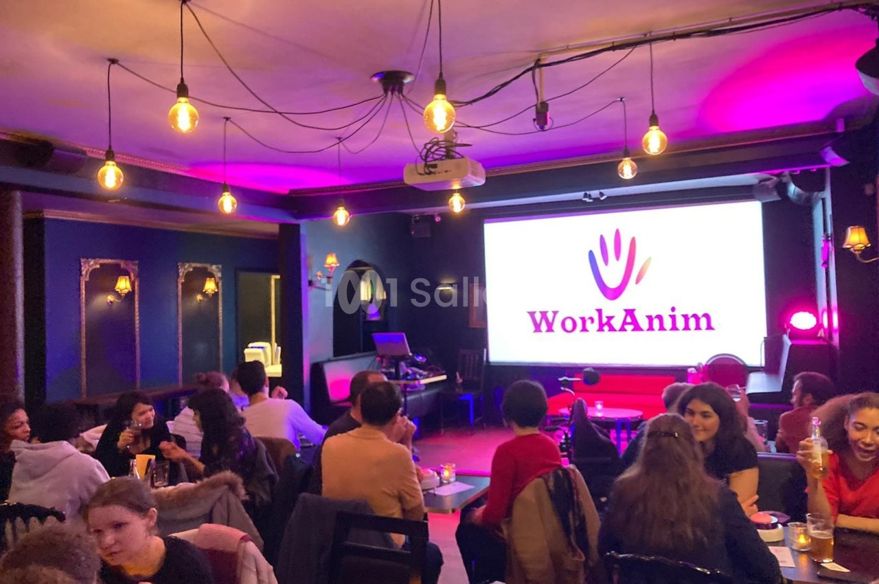 Personnes assises dans un espace lumineux avec un écran affichant ’WorkAnim’, ambiance conviviale et détendue.