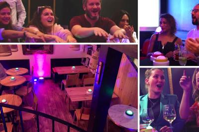 Salle animée avec des personnes assises à des tables, éclairage tamisé et écran affichant ’WorkAnim’.