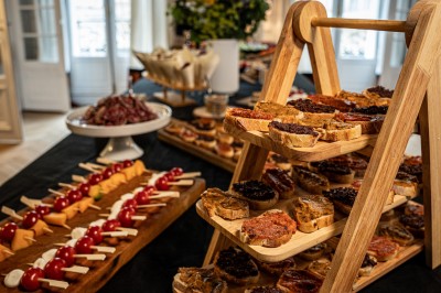 Miniature Traiteur Paris 9 (Paris) - Le 17.45 Paris #2 Buffet avec paniers de pain, légumes frais, brochettes et autres plats disposés sur une table dans un cadre intérieur.