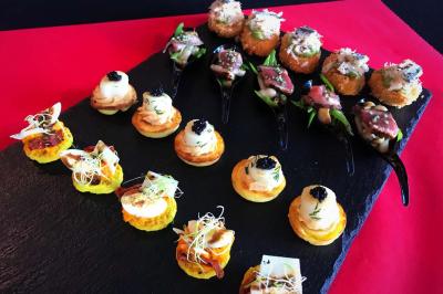 Miniature Traiteur Saint-Benoît (Vienne) - Le Lonjoie #2 Plateau de bouchées apéritives variées comprenant mini-burgers, brochettes, verrines et cubes de pain doré.
