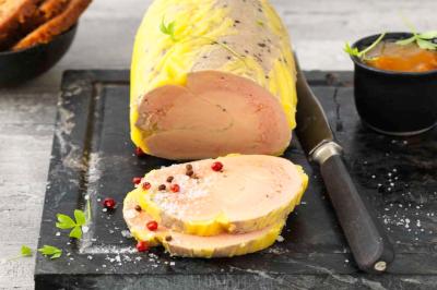 Miniature Traiteur Saint-Benoît (Vienne) - Le Lonjoie #3 Plateau de bouchées apéritives variées comprenant mini-burgers, brochettes, verrines et cubes de pain doré.