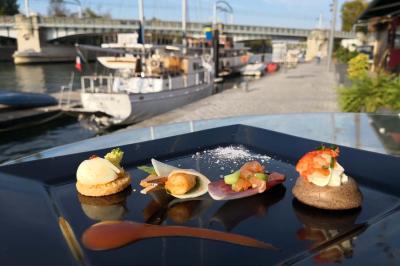 Miniature Traiteur Saint-Benoît (Vienne) - Le Lonjoie #5 Plateau de bouchées apéritives variées comprenant mini-burgers, brochettes, verrines et cubes de pain doré.