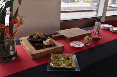 Miniature Traiteur Saint-Benoît (Vienne) - Le Lonjoie #6 Plateau de bouchées apéritives variées comprenant mini-burgers, brochettes, verrines et cubes de pain doré.