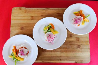 Miniature Traiteur Saint-Benoît (Vienne) - Le Lonjoie #8 Plateau de bouchées apéritives variées comprenant mini-burgers, brochettes, verrines et cubes de pain doré.