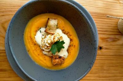 Miniature Traiteur Saint-Benoît (Vienne) - Le Lonjoie #9 Plateau de bouchées apéritives variées comprenant mini-burgers, brochettes, verrines et cubes de pain doré.