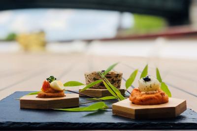 Miniature Traiteur Saint-Benoît (Vienne) - Le Lonjoie #11 Plateau de bouchées apéritives variées comprenant mini-burgers, brochettes, verrines et cubes de pain doré.